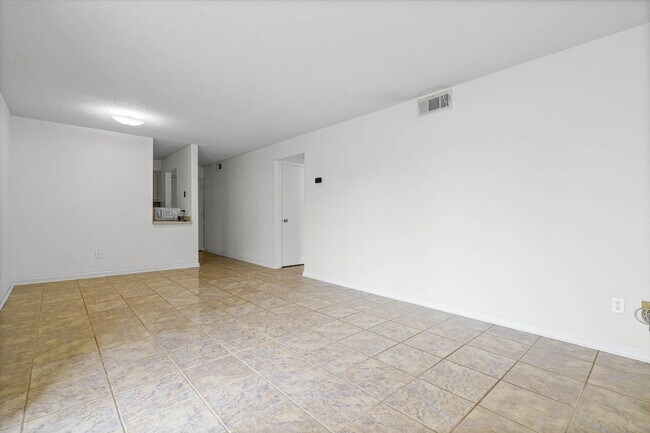 Foto del edificio - Two Bedroom River View Condo
