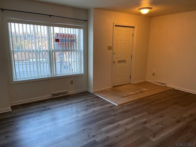 Building Photo - 553 Edward St