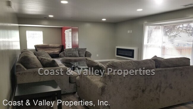 Building Photo - 3 br, 2 bath House - 1018 El Camino Real N.