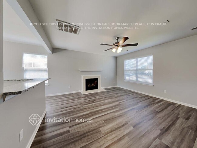 Foto del edificio - 15249 Pangborn Pl