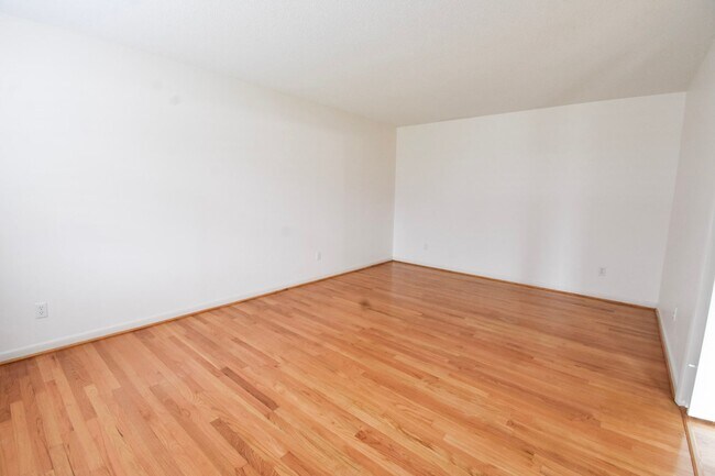 Foto del edificio - 3 Bedroom 2 Bathroom- Small Pets Okay