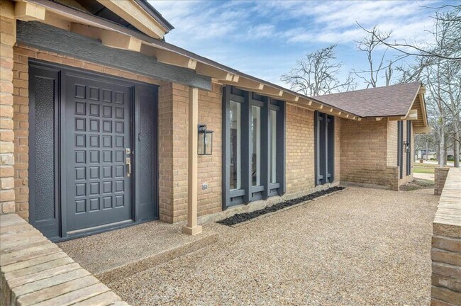 Building Photo - 2809 Pecan Valley Dr