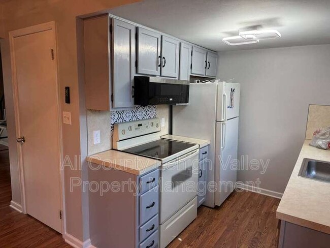 Building Photo - 405 S St George St