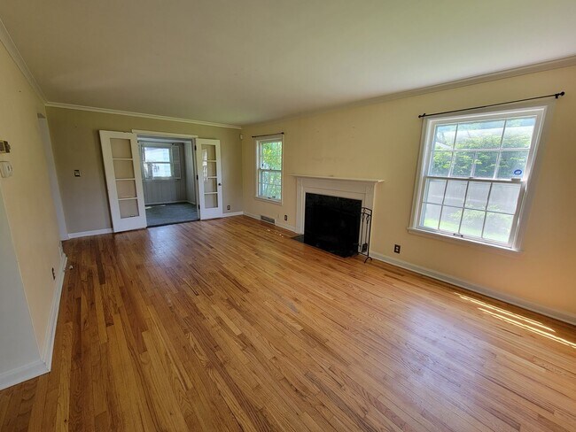 Foto del edificio - Large 4 bed, 1.5 bath, Over 2,000 square feet.