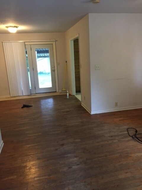 Building Photo - 3 bedroom/2 bath house close to KU with wa...