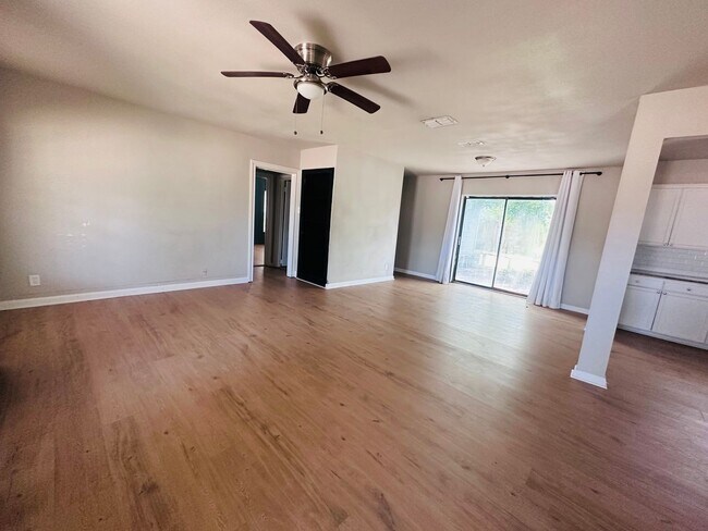 Foto del edificio - 1325 Tyler Ave