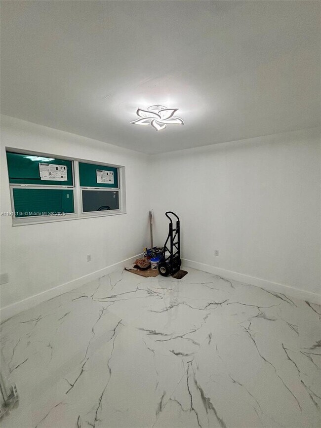 Foto del edificio - 1301 W 38th Pl