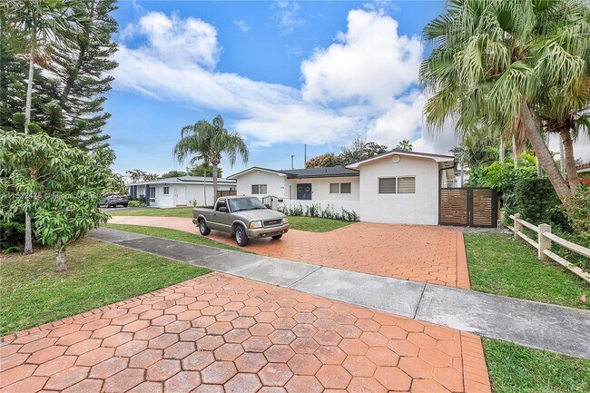 Building Photo - 719 N Crescent Dr