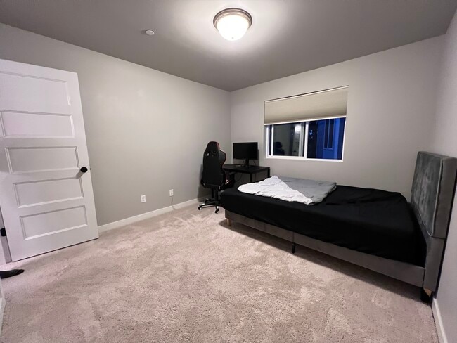 Furnished room - 13914 35th Pl W