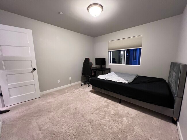 Habitación amueblada - 13914 35th Pl W