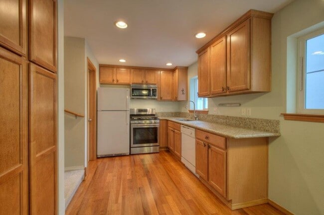 Building Photo - Modern 3 Bed 2.5 Bath Corner Townhome with Garage in Mt. Baker
