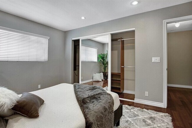 Dormitorio principal, armario - 2319 Curlew St