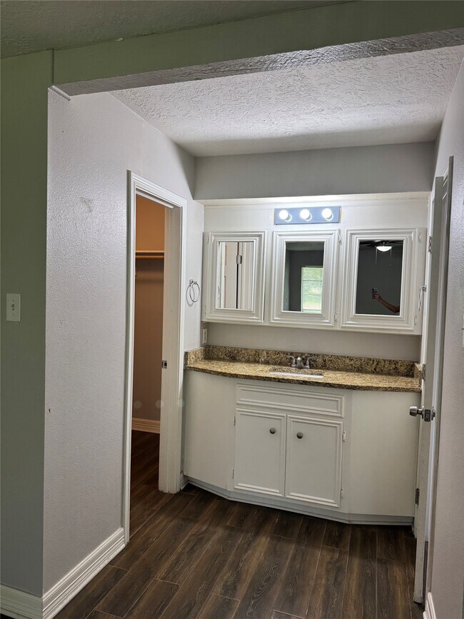 Foto del edificio - 3302 Tompkins Dr