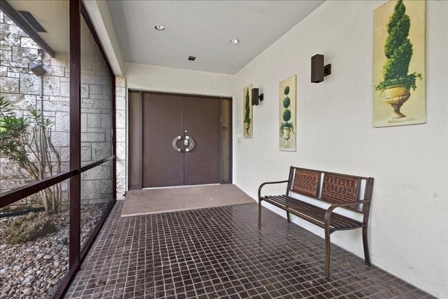 Foto del edificio - 5304 Woodlands Blvd