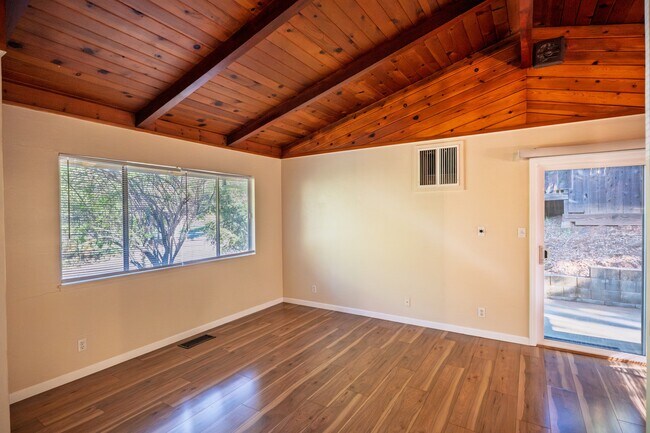 Foto del edificio - 951 Shaws Flat Rd