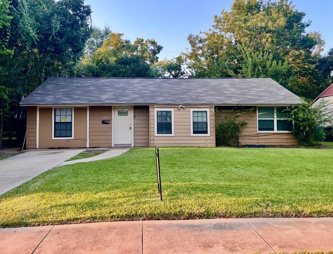 Foto principal - 6043 Lyndhurst Dr