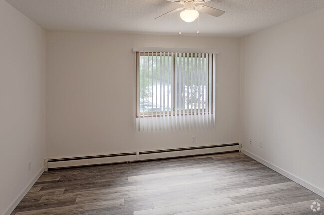 1BR, 1BA - 855 SF - Tradewinds Apartments