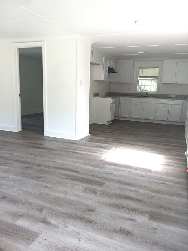 Building Photo - One Bedroom House Availalble for Rent in L...