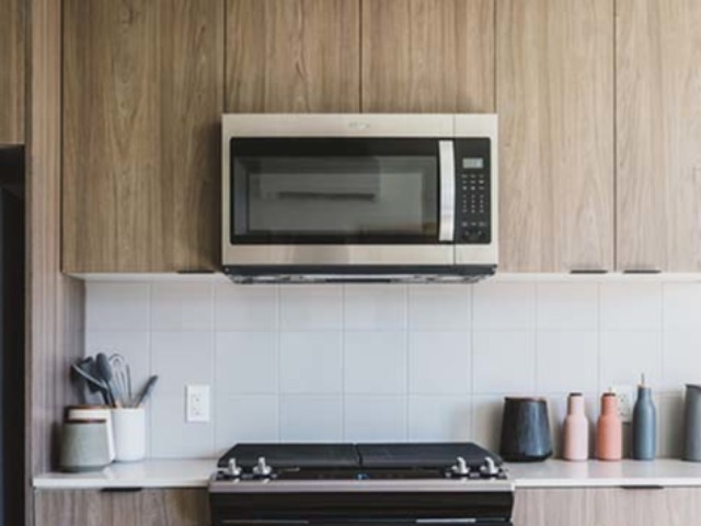 Cerca de electrodomésticos de acero inoxidable en la cocina - Modera Broadway