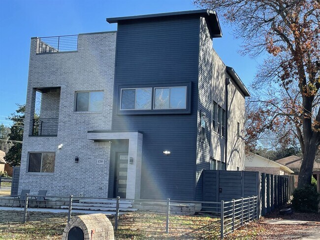 Building Photo - 7 br, 6 bath House - 1700 Enchanted Lane