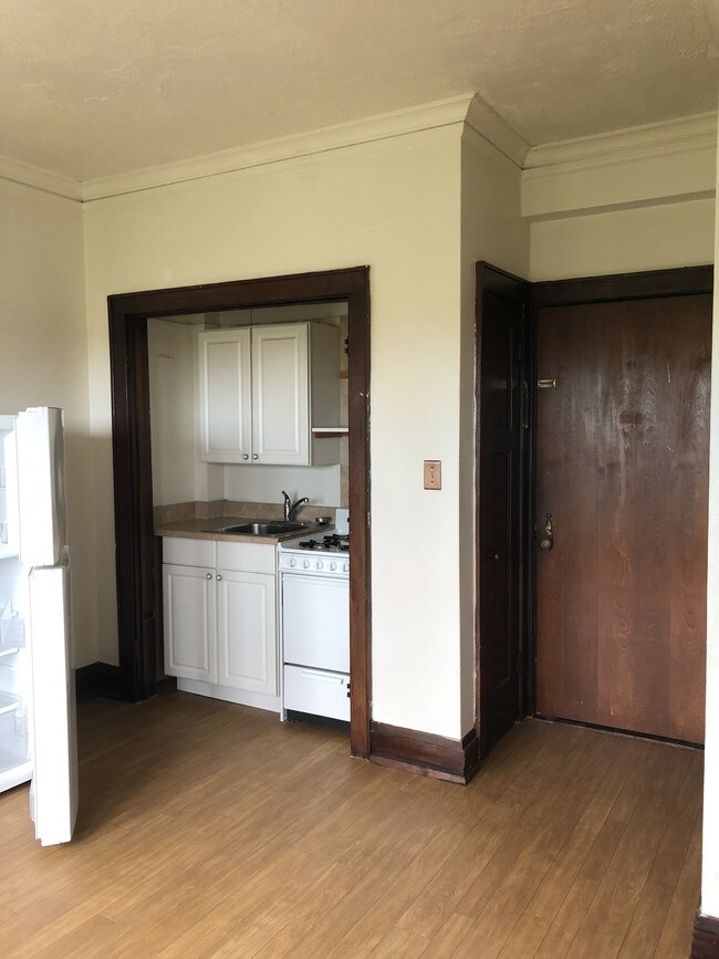 Buckingham Apartments *Electricity Included Milwaukee, WI