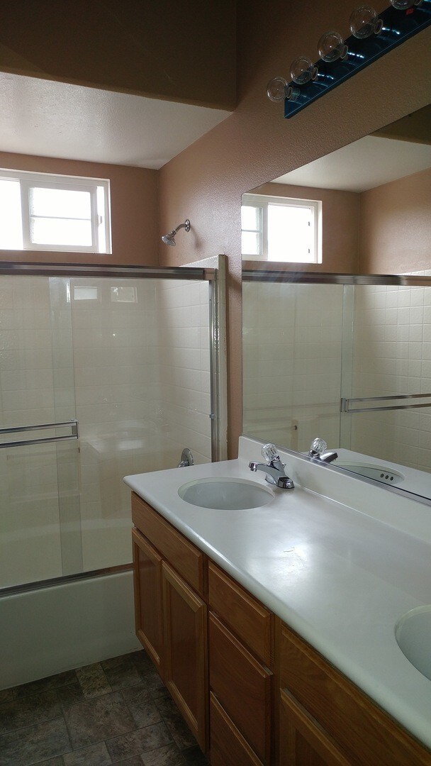 Building Photo - 755 Caminito Valiente
