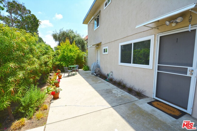 Building Photo - 10854 Morrison St