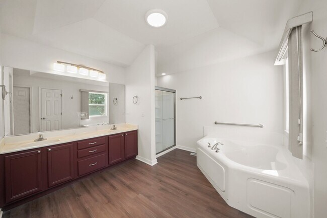 Foto del edificio - 3251 Thunderbird Ct E