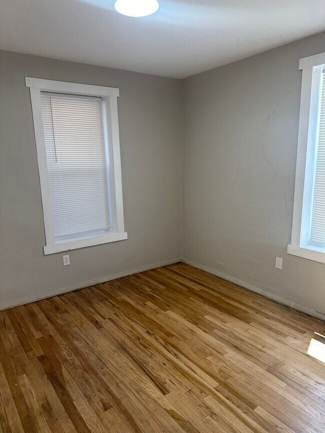 Building Photo - 3 bedroom 1 bath house