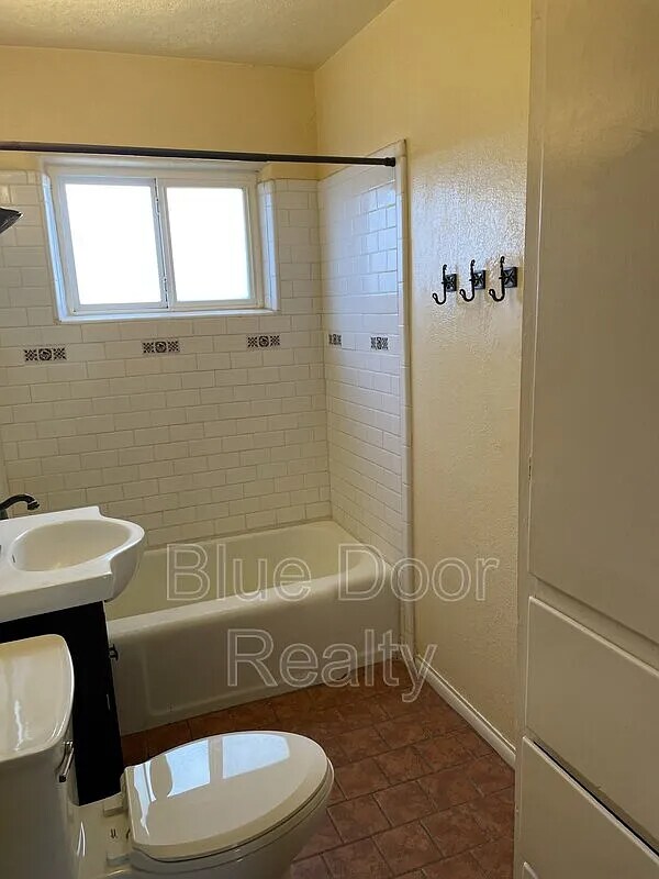 Building Photo - 1001 Jackson St SE