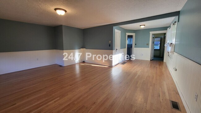 Building Photo - Charming 2 BD | 1 BA West Linn Cottage - R...