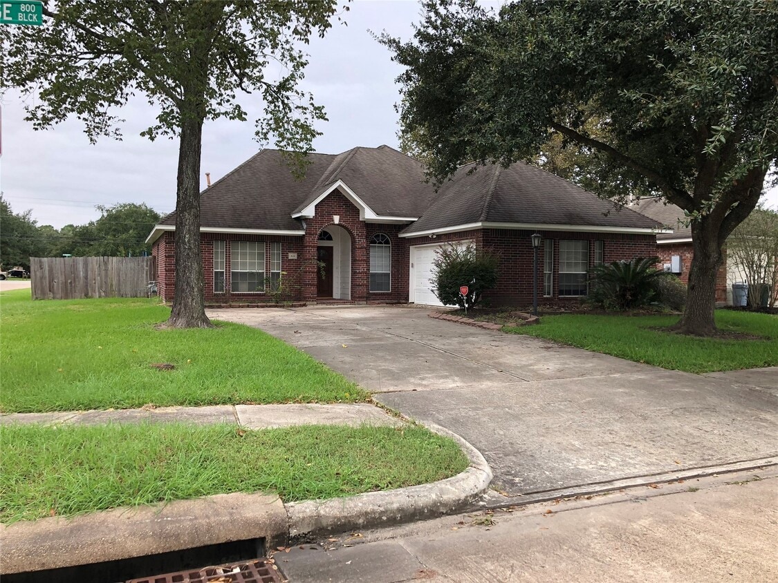 Primary Photo - 818 Oak Lodge Ct