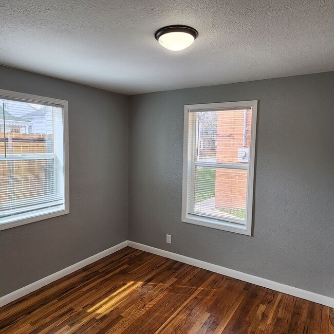 Building Photo - Cute & Cozy 2 Bedroom House