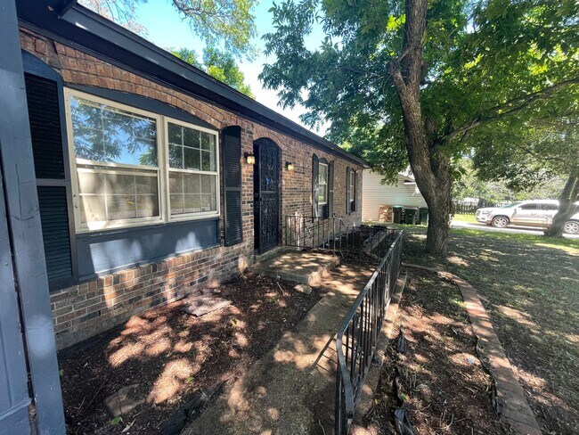 Building Photo - Large 4 bedroom 1.5 bath Home