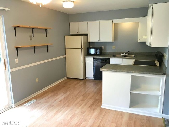 Building Photo - 3 br, 1.5 bath Townhome - 7 Dorset