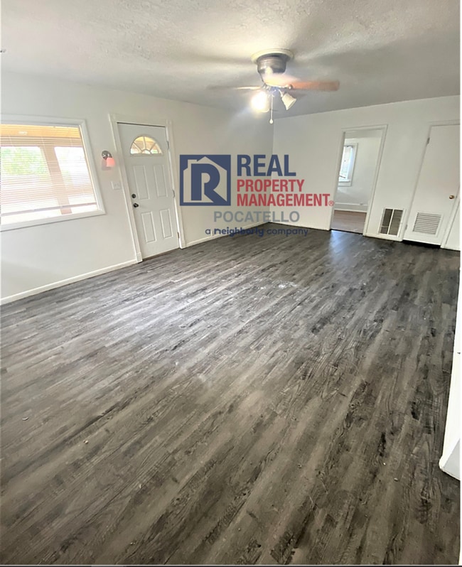 Foto del edificio - 3 bedroom 1 bath home - Dogs negotiable with additional fees