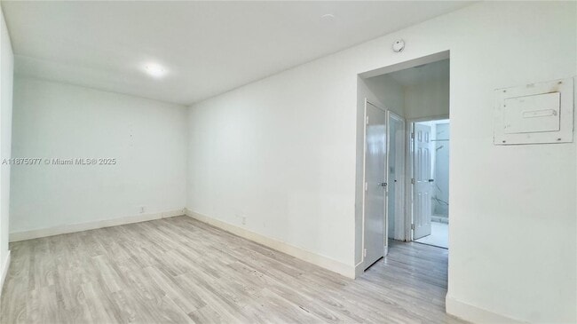 Building Photo - 2025 Bay Dr