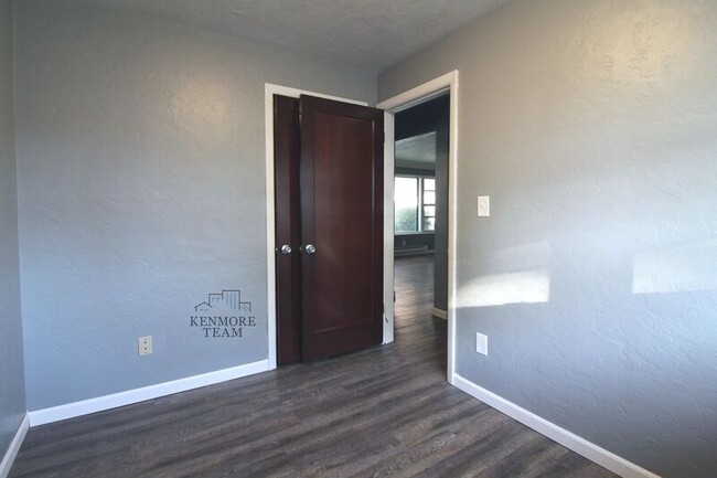 Building Photo - 8 N Palouse St