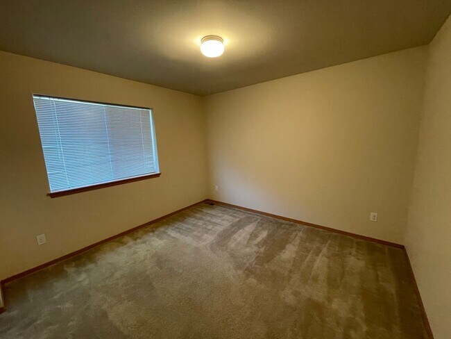 Foto del edificio - Beautiful, Spacious 4 Bedroom - 2.75 Bath ...