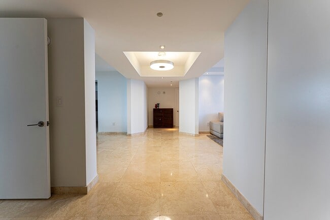 Building Photo - 19333 Collins Ave