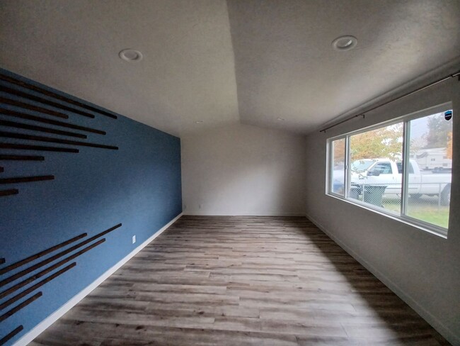 Building Photo - Newly remodeled 3 bed/1 bath home with fen...