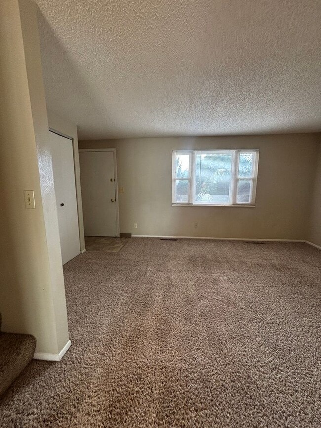 Building Photo - 3 bed, 1.5 bath - Available Now! MileStone...