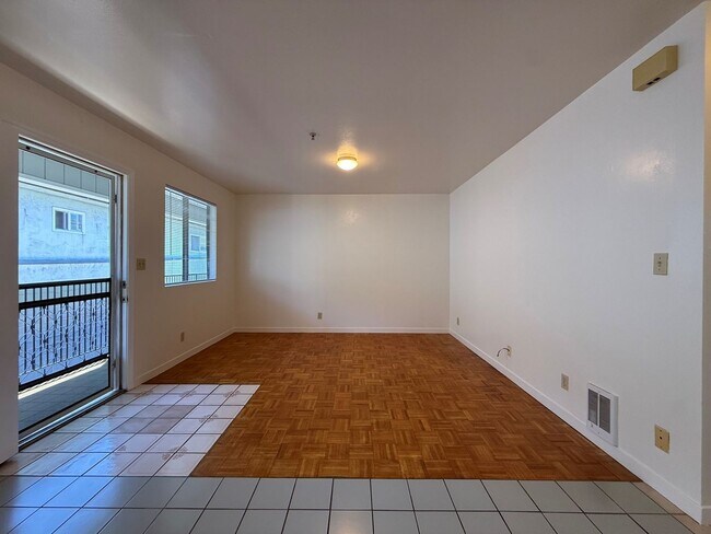 Foto del edificio - A bright and clean 2-bed, 1-bath home located in Oakland’s convenient Laurel District.