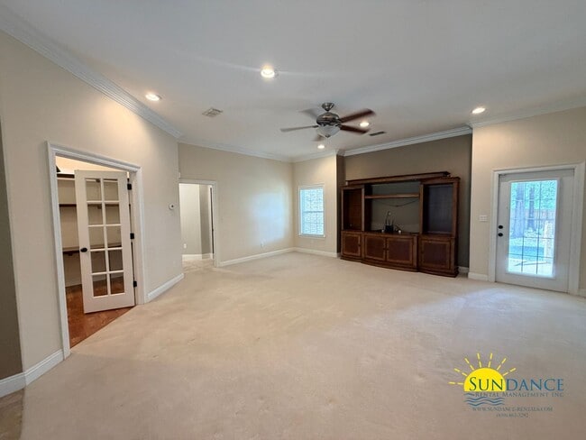Building Photo - 213 Golf Course Dr