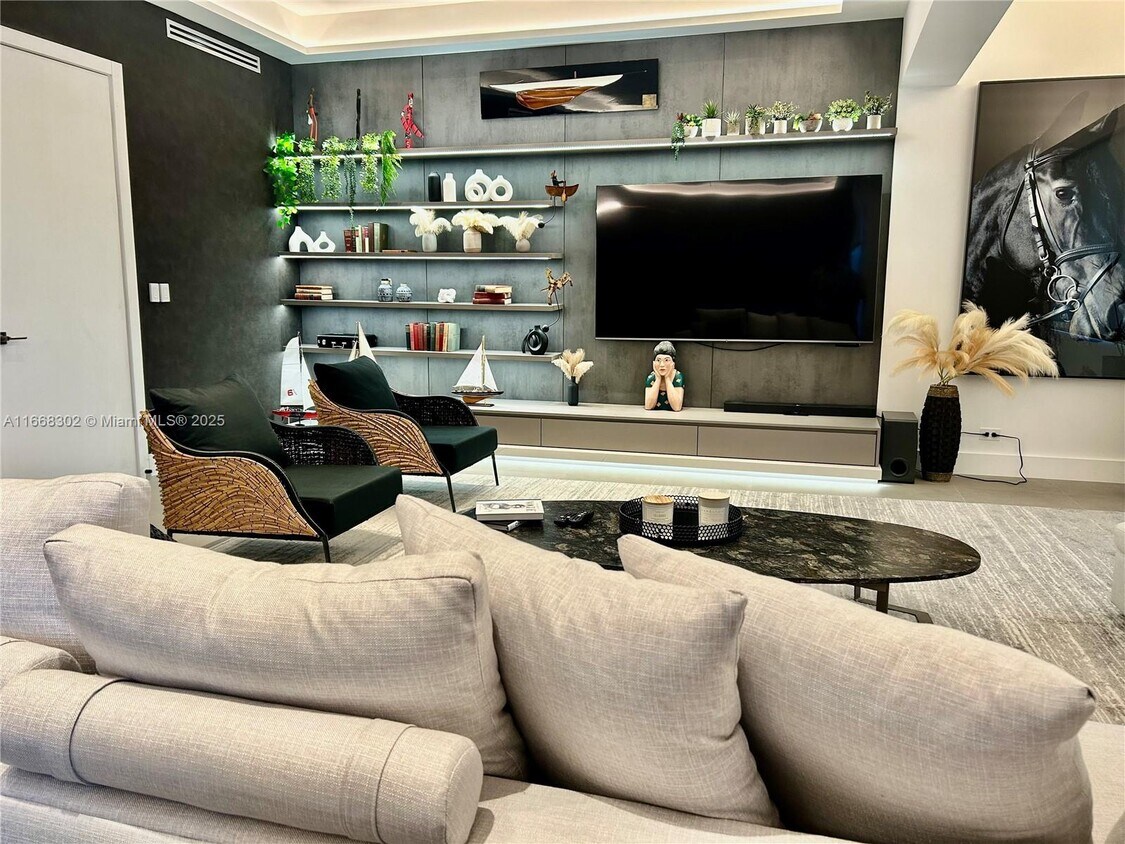 Foto principal - 2301 Collins Ave