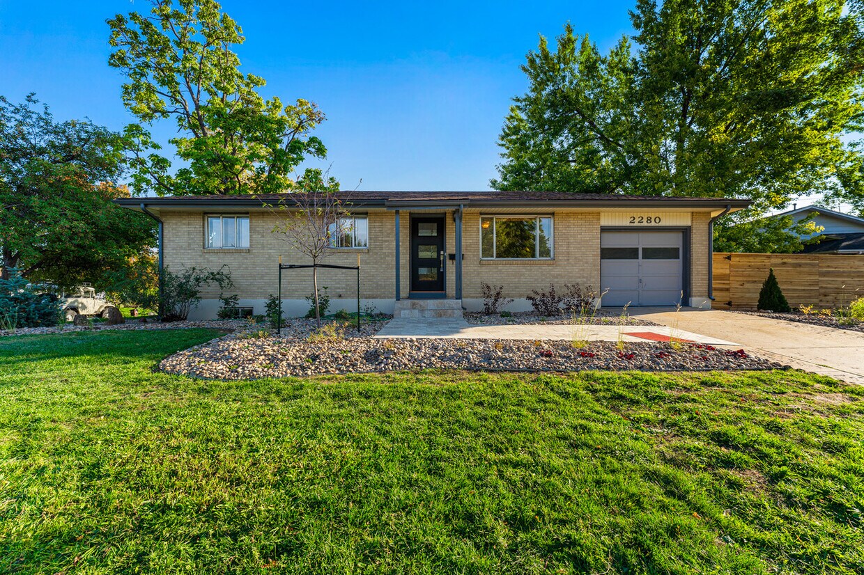 Primary Photo - 2280 Floral Dr
