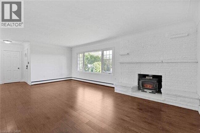 Building Photo - 585 FIFTH Road E