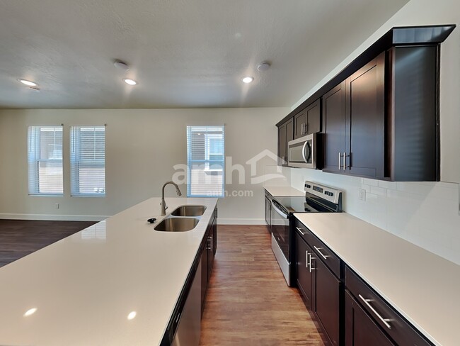 Building Photo - 11023 S Blue Bayou Dr