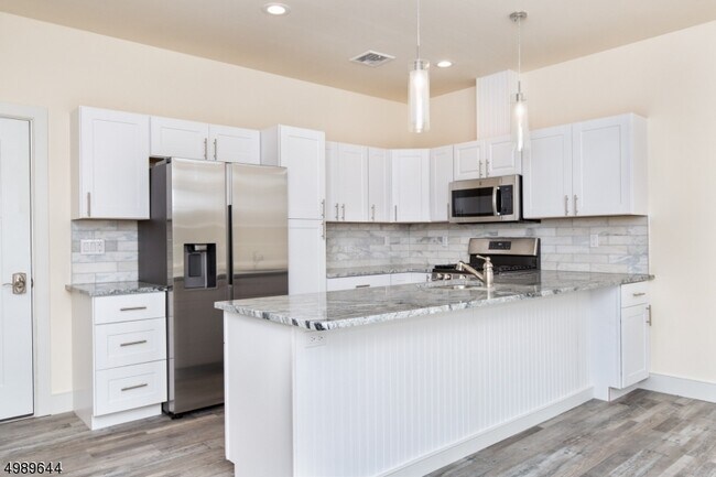 Foto del edificio - 5669 Berkshire Valley Rd