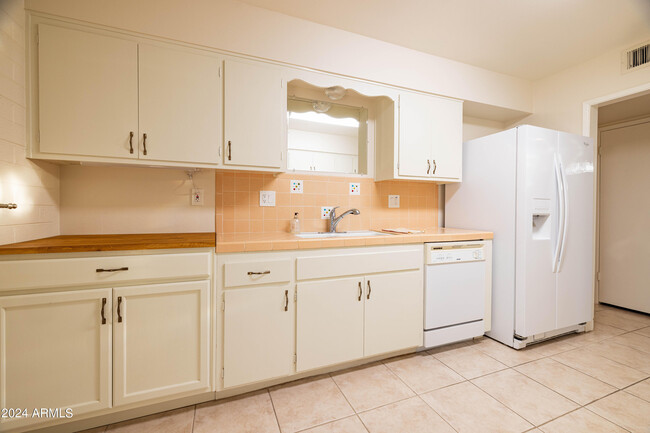 Building Photo - 10384 W Pinehurst Dr